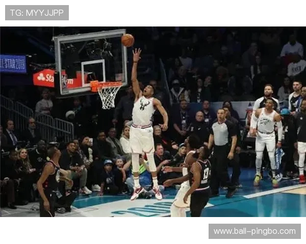 罗伯特·威廉姆斯挡拆中路制造错位 提升内线得分效率